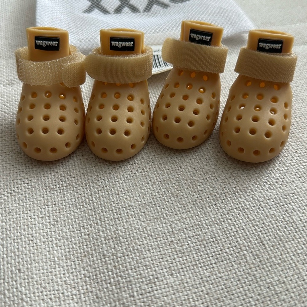 Wagwear WagWellie Sand XXXS dog crocs